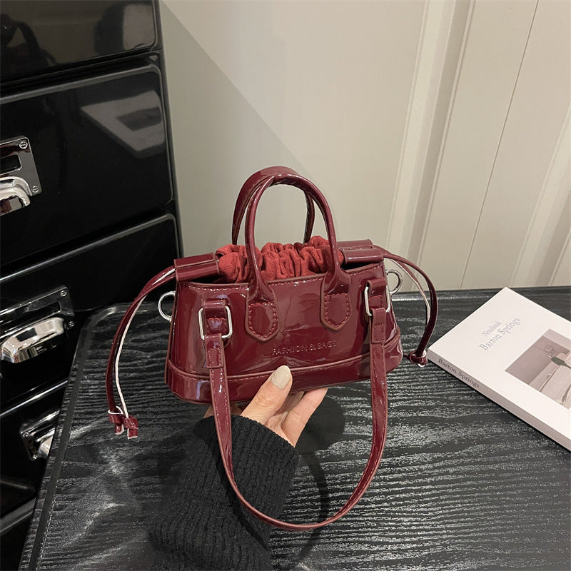 Damen Mini-Tasche mit verspieltem Kordelzug und glänzendem Finish Nord Taschen