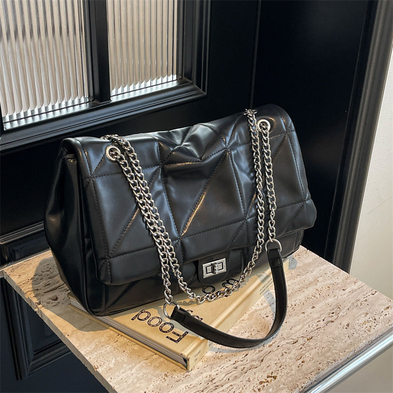 Damen elegante Umhängetasche mit strukturiertem Design und Kettenakzent Nord Taschen