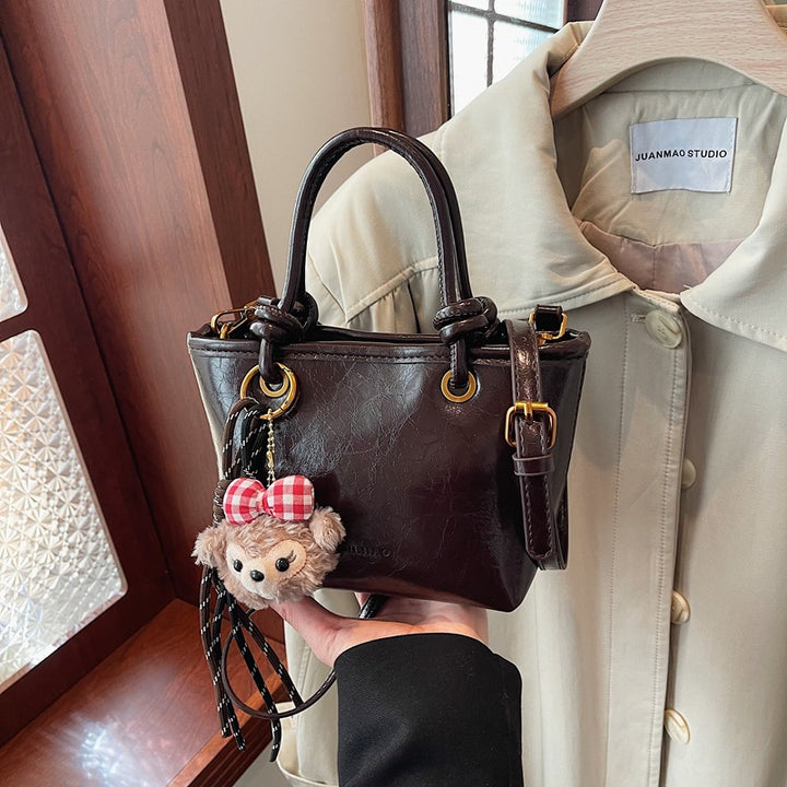 Damen Handtasche mit verspieltem Tieranhänger und modernem Design Nord Taschen