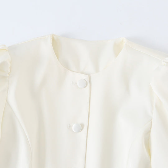 Damen Taillierter Kurzblazer mit Puffärmeln und bezogenen Knöpfen Nord Taschen