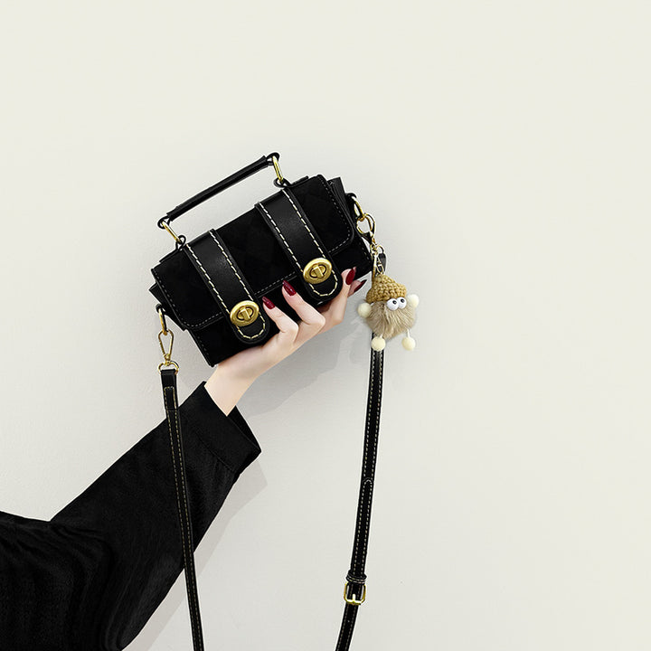 Damen Umhängetasche mit raffiniertem Kettenverschluss und strukturiertem Design Nord Taschen