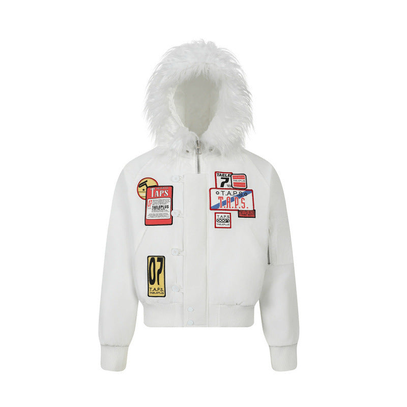 Damen Kurz geschnittene wattierte Bomberjacke mit Kunstfellkapuze und aufgesetzten Label‑Patches Nord Taschen