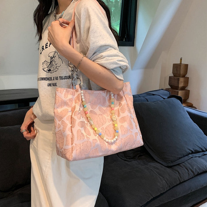 Damen modische Handtasche mit Herzprägung und buntem Anhänger Nord Taschen