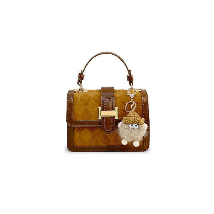 Damen Mini-Handtasche mit dekorativem Flechtmuster und verspieltem Anhänger Nord Taschen
