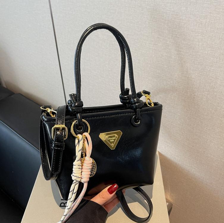 Damen Mini-Handtasche mit edlen Details und praktischem Umhängeriemen | Nord Taschen