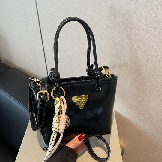Damen Mini-Handtasche mit edlen Details und praktischem Umhängeriemen | Nord Taschen
