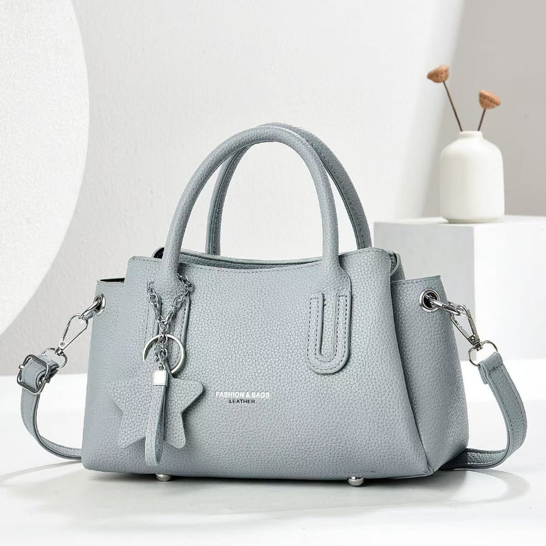Damen elegante Umhängetasche mit strukturiertem Kunstleder und modischem Anhänger Nord Taschen
