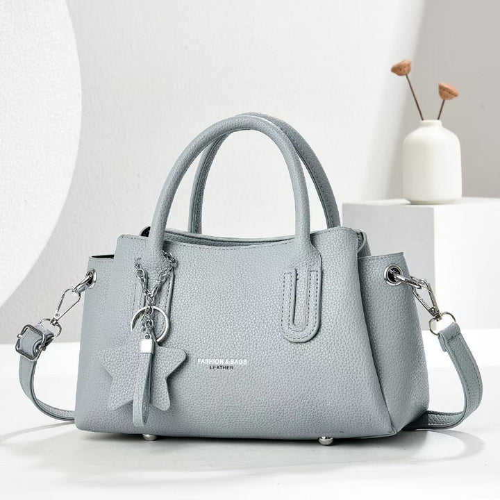 Damen elegante Umhängetasche mit strukturiertem Kunstleder und modischem Anhänger Nord Taschen