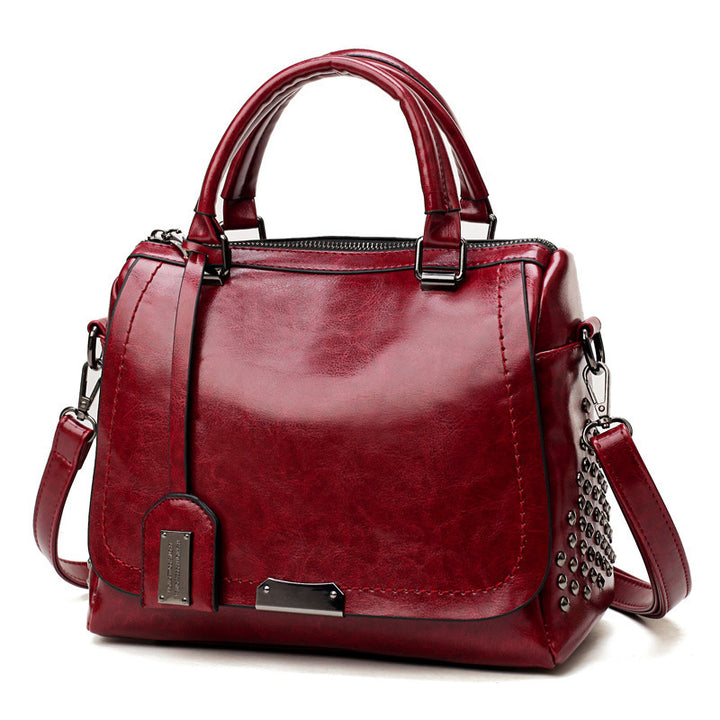 Damen Handtasche mit modischen Nieten und praktischem Schultergurt Nord Taschen