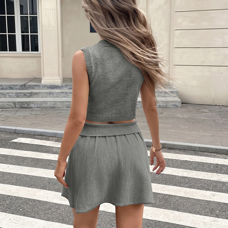 Damen Gestricktes Cropped-Set mit V-Ausschnitt, Ärmellosem Pullover und plissiertem Minirock Nord Taschen