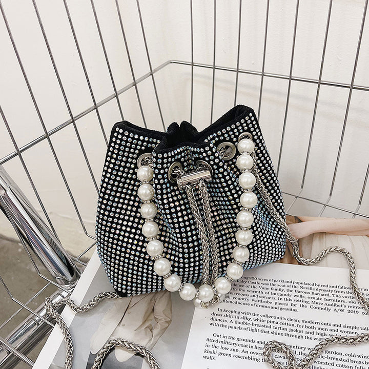 Damen Glitzernde Beuteltasche mit verspieltem Kettenriemen Nord Taschen
