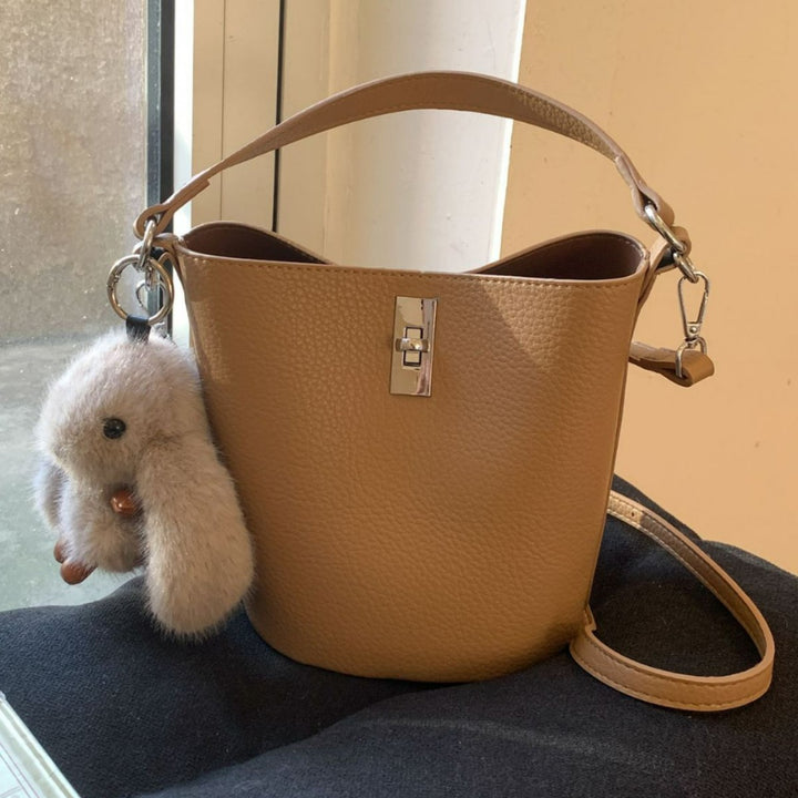 Damen Bucket-Bag mit verspieltem Plüschanhänger Nord Taschen