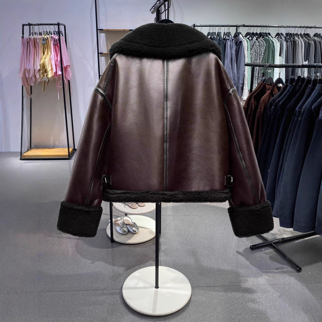 Damen Kurz geschnittene Aviator‑Jacke aus Lammfellimitat mit großem Teddykragen Nord Taschen