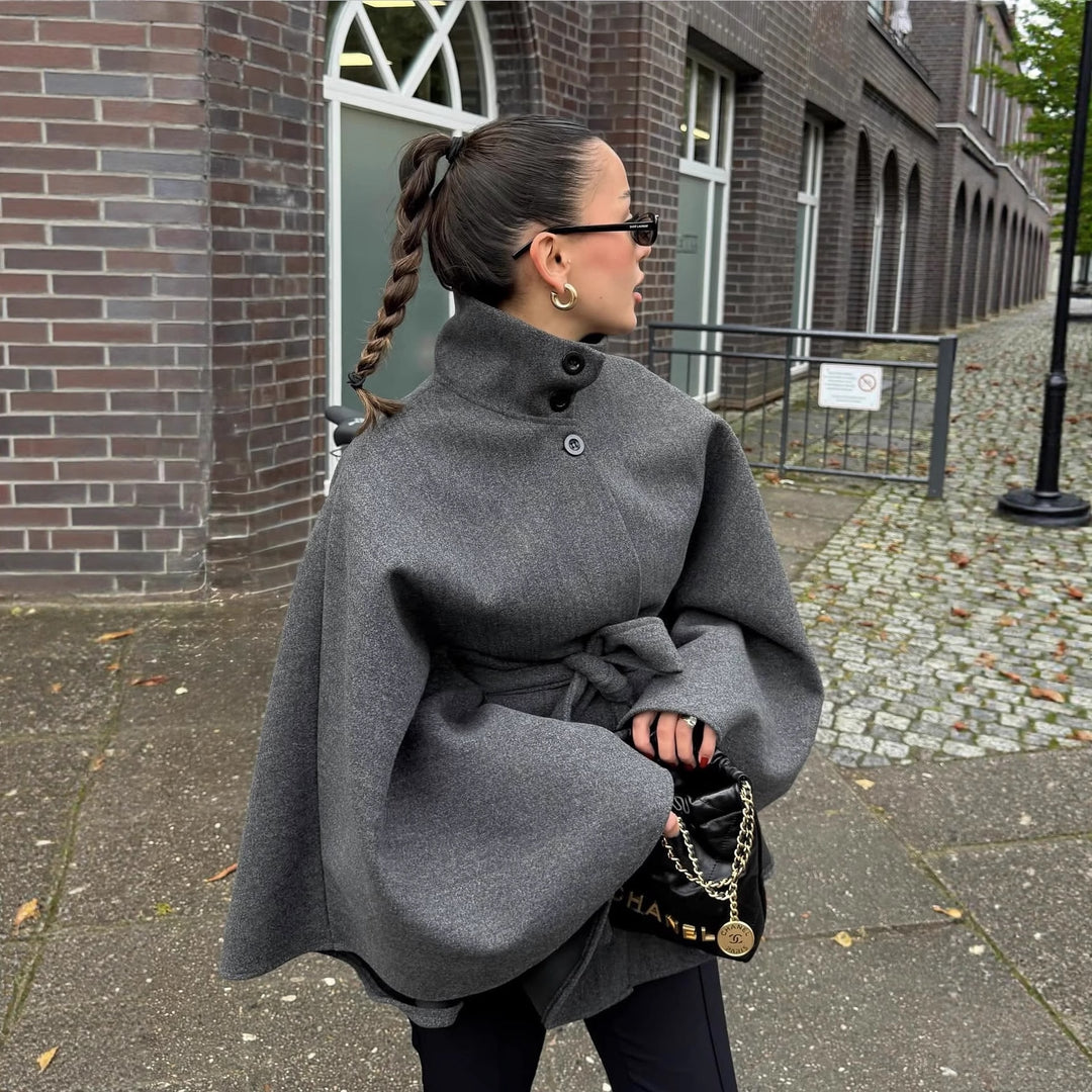 Damen 10+ Wollcape mit hohem Stehkragen, Dreiknopf‑Verschluss und Taillengürtel Nord Taschen