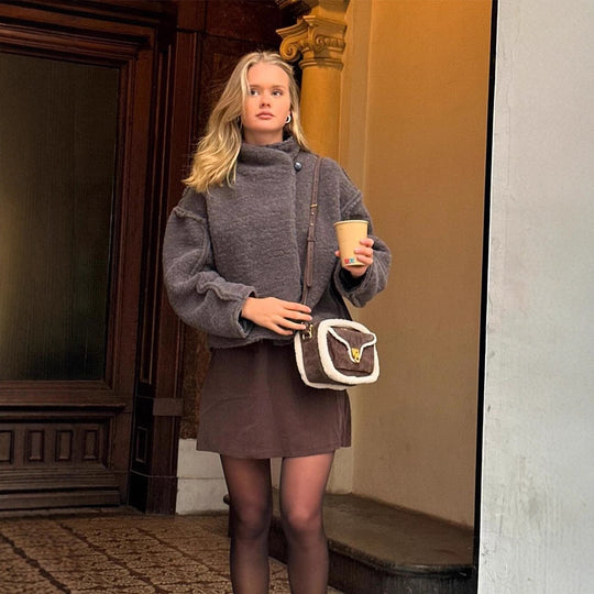 Damen Kurz geschnittener Teddy‑Fauxfur‑Blouson mit hohem Stehkragen und kastiger Silhouette Nord Taschen