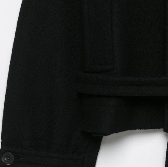 Damen Kurz geschnittener Duffle‑Cape‑Mantel mit hohem Funnelkragen, Knebelverschlüssen und Bindegürtel Nord Taschen