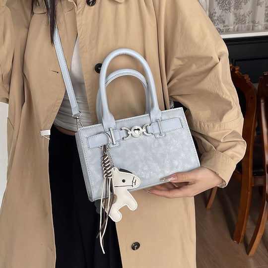 Damen Handtasche im modernen Minimalismus-Stil mit verspieltem Anhänger Nord Taschen