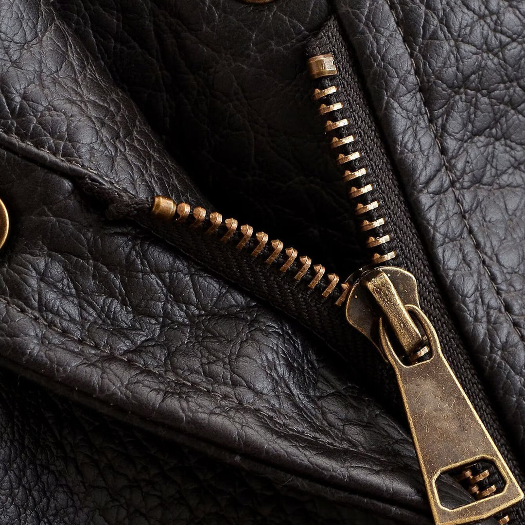 Damen Kurzjacke im Aviator‑Stil aus Kunstleder mit hohem Stehkragen, Schulterriegeln und tailliertem Rippbund Nord Taschen