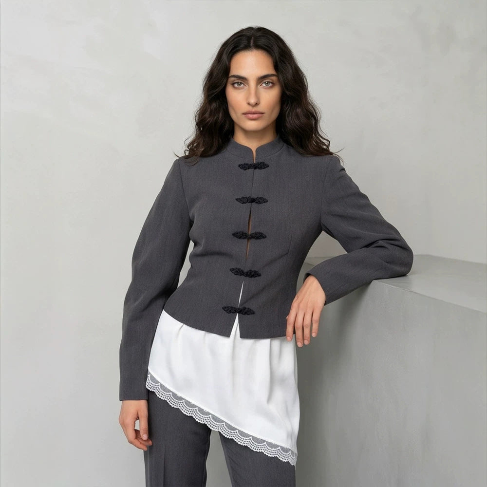 Damen Taillierter Cropped-Blazer mit Mandarin-Kragen und Zierknotenverschluss Nord Taschen