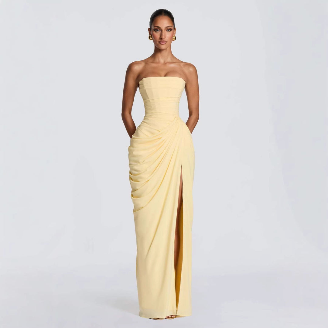 Damen Elegantes Trägerloses Abendkleid mit asymmetrischer Drapierung und hohem Beinschlitz Avellé