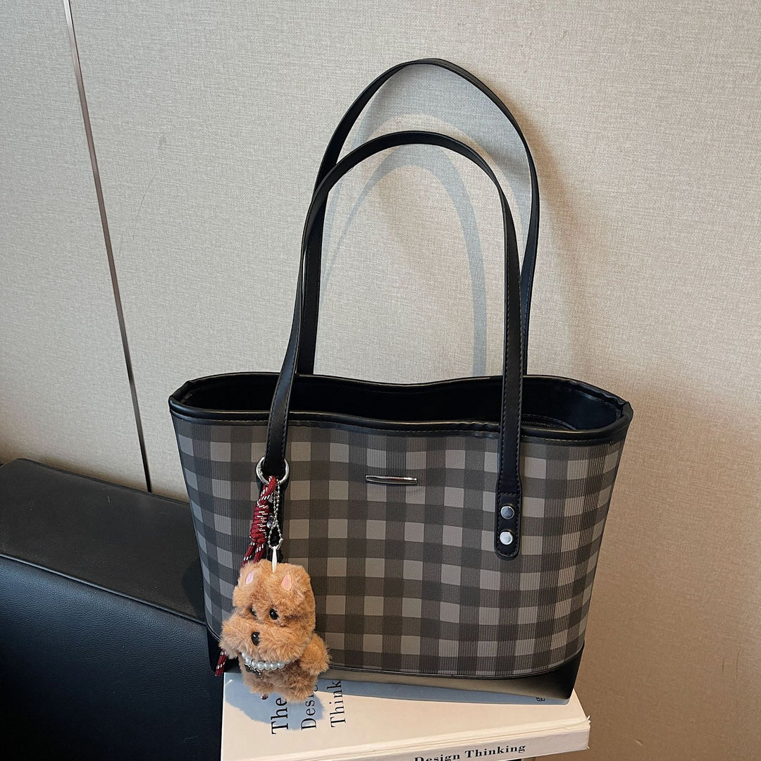 Damen modische Einkaufstasche im karierten Design mit charmantem Anhänger Nord Taschen