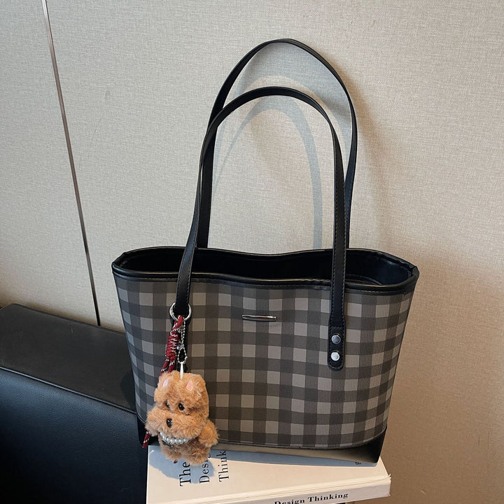 Damen modische Einkaufstasche im karierten Design mit charmantem Anhänger Nord Taschen