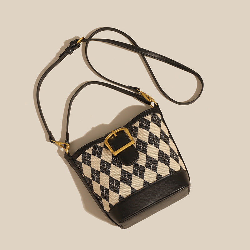 Damen Umhängetasche mit modernem Karomuster und eleganter Schnalle Nord Taschen