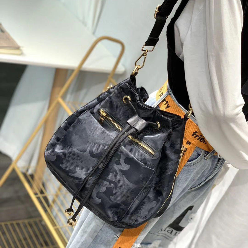 Damen Crossover-Tasche mit eleganter Camouflage-Oberfläche und praktischen Fächern Nord Taschen