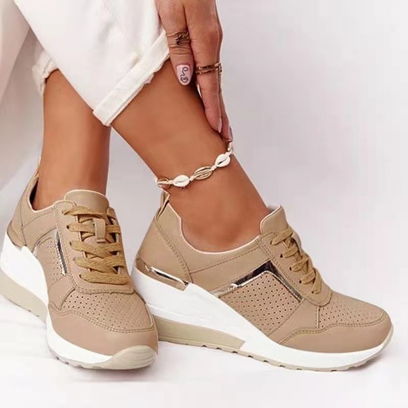 Damen nan Keil-Sneaker mit perforiertem Obermaterial, gepolstertem Komfortkragen und reflektierenden Metalldetails Nord Taschen