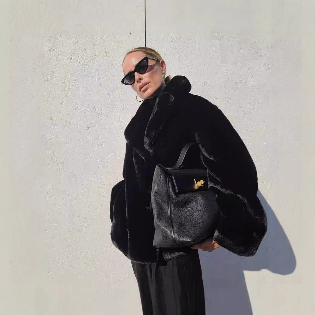 Damen Kurzmantel aus veganem Hochflor mit voluminösem Schalkragen und kastiger Silhouette Nord Taschen