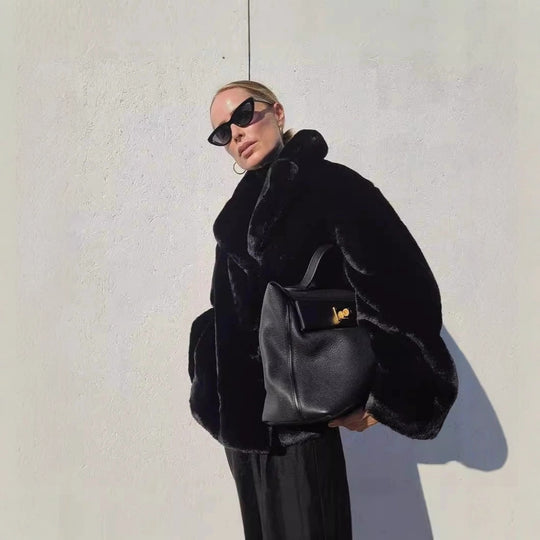 Damen Kurzmantel aus veganem Hochflor mit voluminösem Schalkragen und kastiger Silhouette Nord Taschen