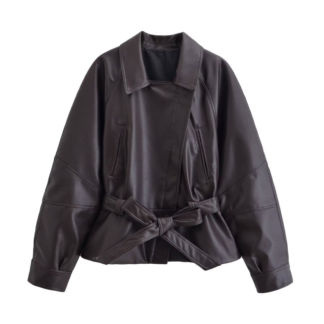 Damen Kurz geschnittene Lederoptik-Jacke mit Taillengürtel und Raglanärmeln Nord Taschen