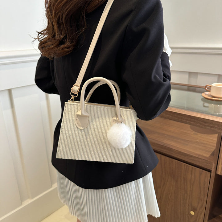 Damen praktische Handtasche mit abnehmbarem Pompon Nord Taschen