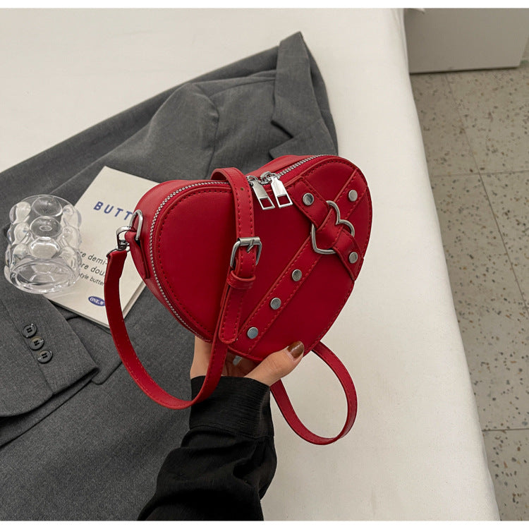 Nord Taschen | Umhängetasche für Damen - Herzförmige Crossbody-Tasche im auffälligen Design mit Riemenverschluss