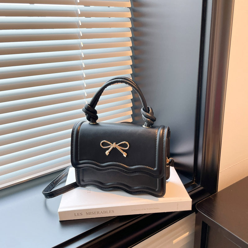 Damen elegante Handtasche mit Wellenstruktur und Schleifendetail Nord Taschen