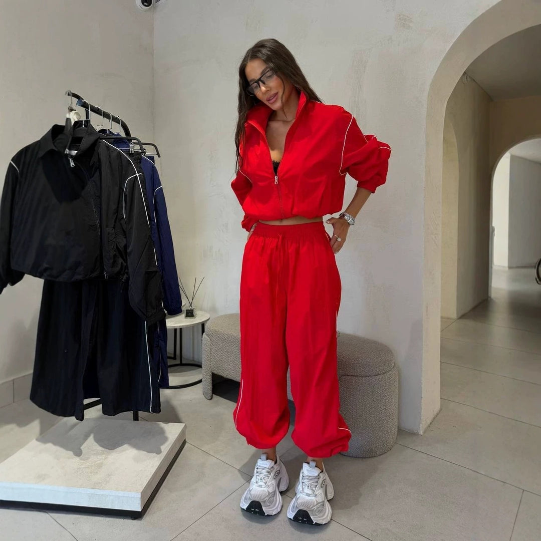 Damen Kurzgeschnittenes Windbreaker-Set mit weiter Trackhose und Kontrastpaspel Nord Taschen