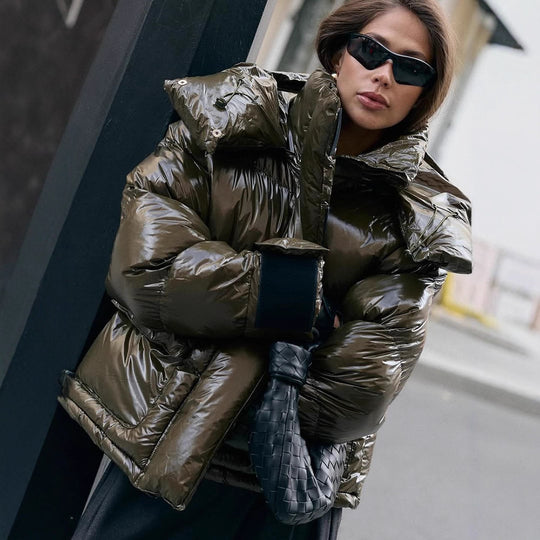 Damen wattierte Kurzjacke mit Hochglanzfinish, Oversize-Schnitt und Kapuze Nord Taschen