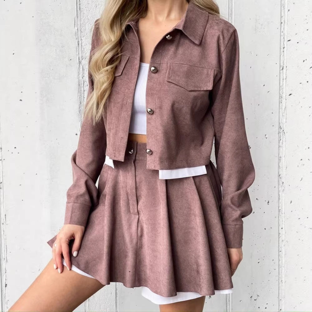 Damen kurzes Cordjacken- und Faltenrock-Set mit taillenhohem Faltenrock und cropped Hemdjacke Nord Taschen