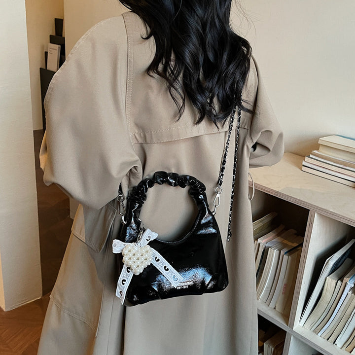 Damen Mini-Handtasche mit voluminösem Rüschendesign und trendy Anhängern Nord Taschen