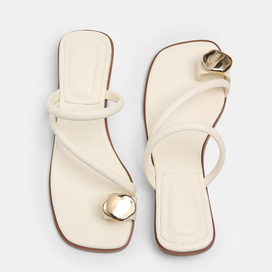 Damen Zehentrenner-Sandalen mit elegantem Riemendesign und goldfarbenem Akzent