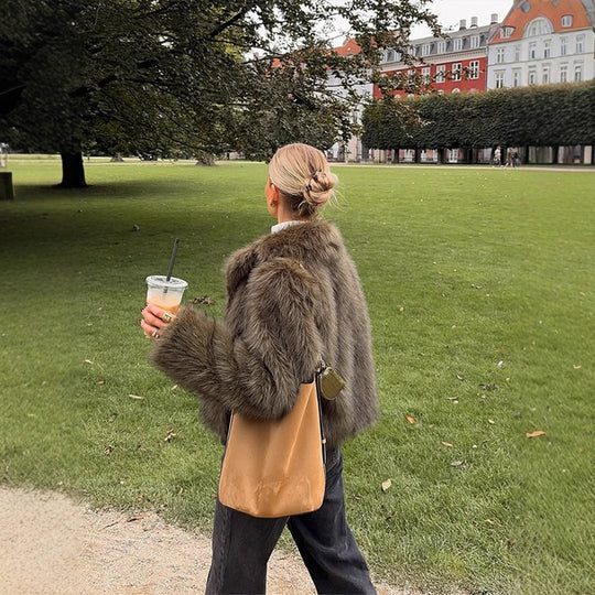 Damen Boxy-Kunstfelljacke mit voluminösem Schalkragen und weicher Teddystruktur Nord Taschen