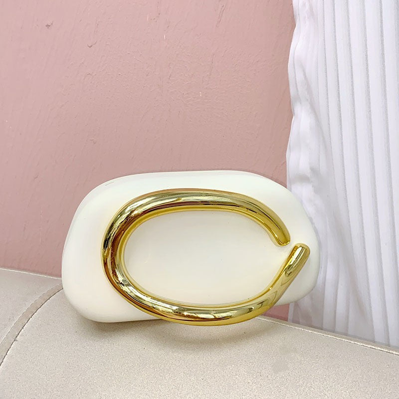Damen Clutch mit auffälligem Design und goldener Applikation Nord Taschen