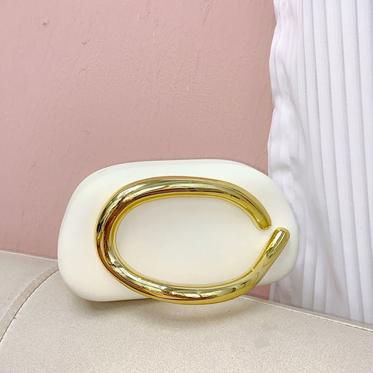 Damen Clutch mit auffälligem Design und goldener Applikation Nord Taschen