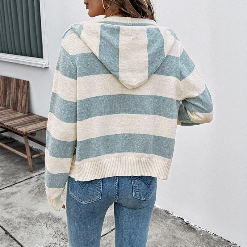 Damen Kurz geschnittene Kapuzen-Strickjacke aus Baumwollmix mit Blockstreifen und Kängurutasche Nord Taschen