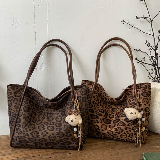 Damen Schultertasche aus weichem Veloursleder mit charmantem Detail Nord Taschen