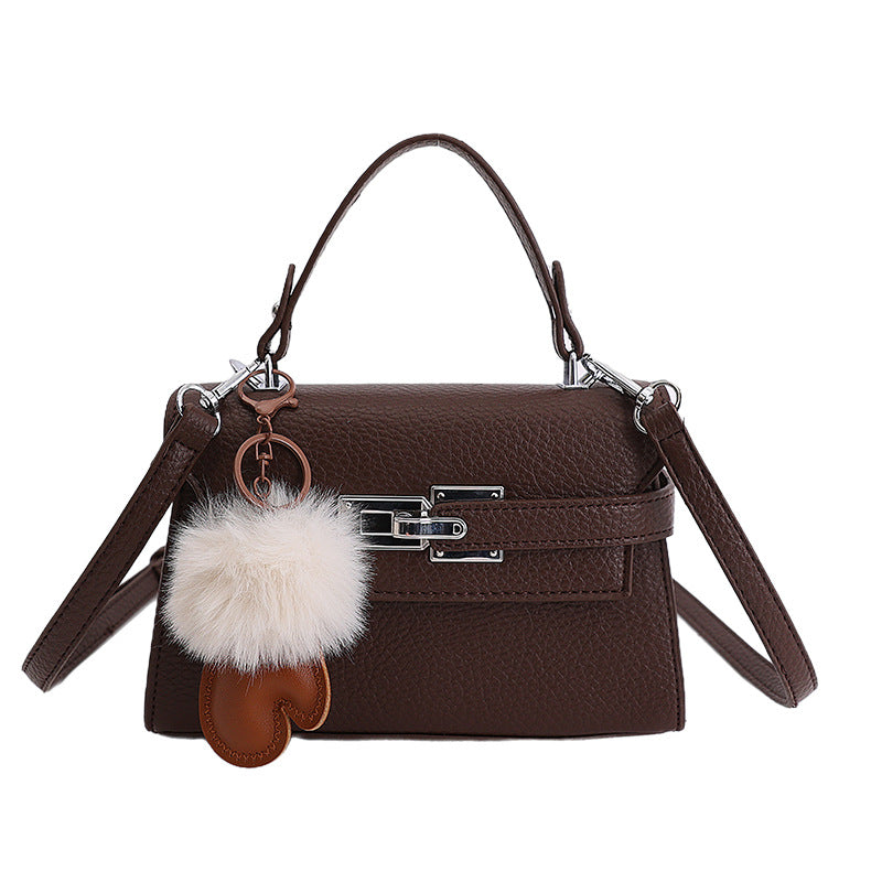Damen elegante Handtasche mit hochwertiger Struktur und abnehmbarem Plüschanhänger Nord Taschen