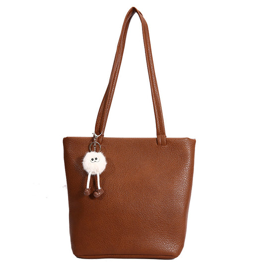 Damen modische Tragetasche aus robustem Leder mit charmantem Anhänger Nord Taschen
