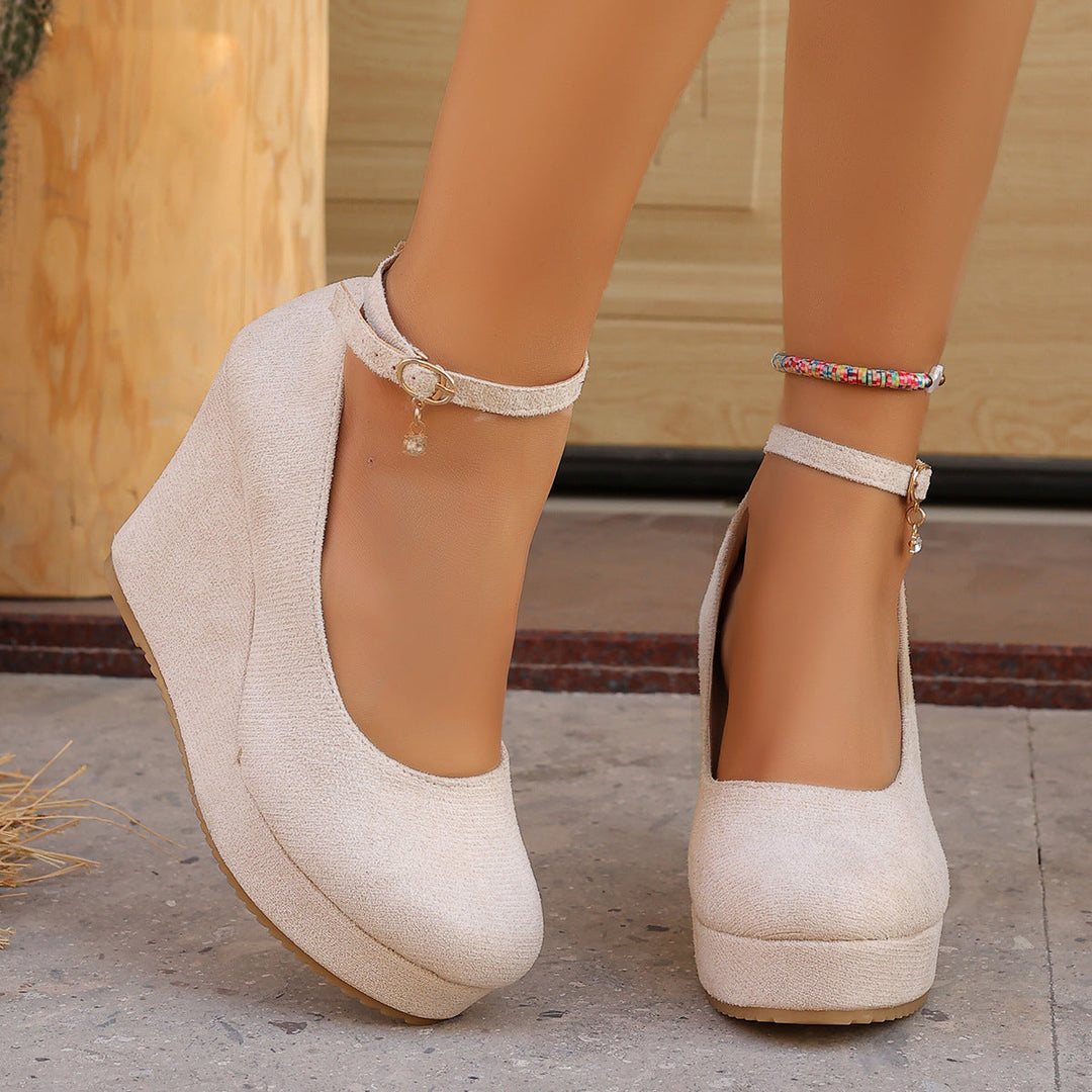 Damen Wedge-Pumps mit zierlichem Riemen und glänzendem Akzent Nord Taschen