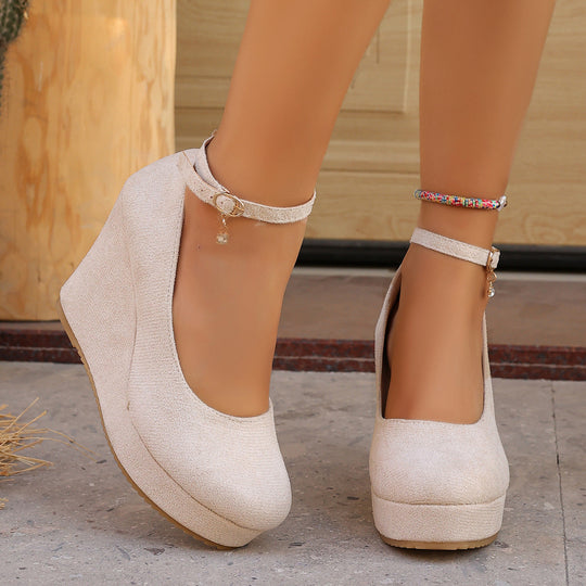 Damen Wedge-Pumps mit zierlichem Riemen und glänzendem Akzent Nord Taschen