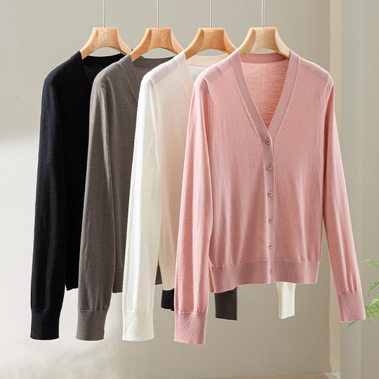 Damen Minimalistischer Merino‑Blend Cardigan mit V‑Ausschnitt und feinen Rippabschlüssen Nord Taschen